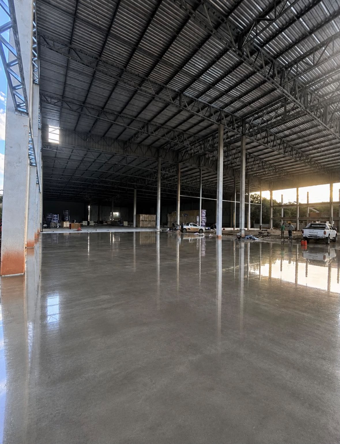 Pavilhão industrial com piso polido